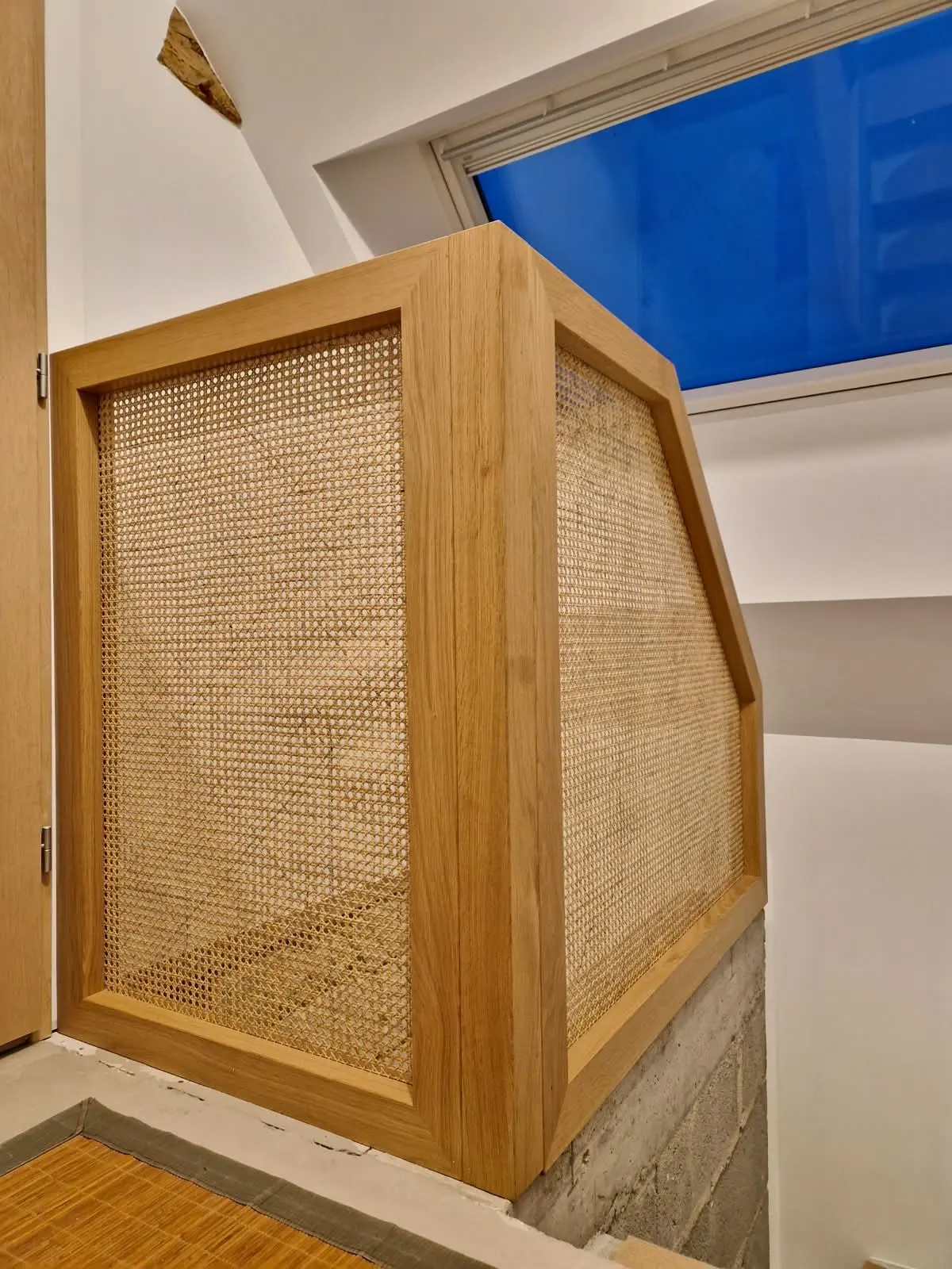 Détail d'un garde-corps en cannage sous une verrière